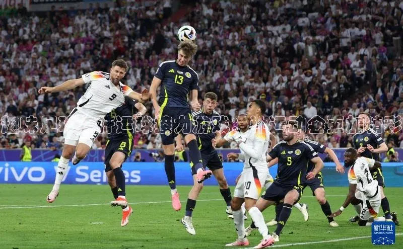 j9九游会真人第一品牌荣信文化趣味足球绕杆运球接力游戏：让运动会更加精彩